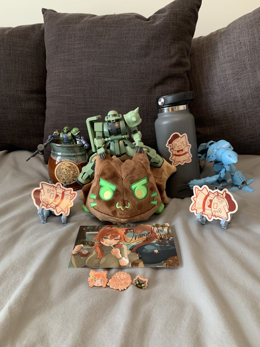I am just so frigging happy to get all of the Mozzu birthday merch finally. The pins are smol but very detailed, the plushie so huggable, and the handcrafted mug is the perfect size for chugging! The hand signed card was nice bonus too. (Gunpla not included) 🧡🍹
#Pichilive