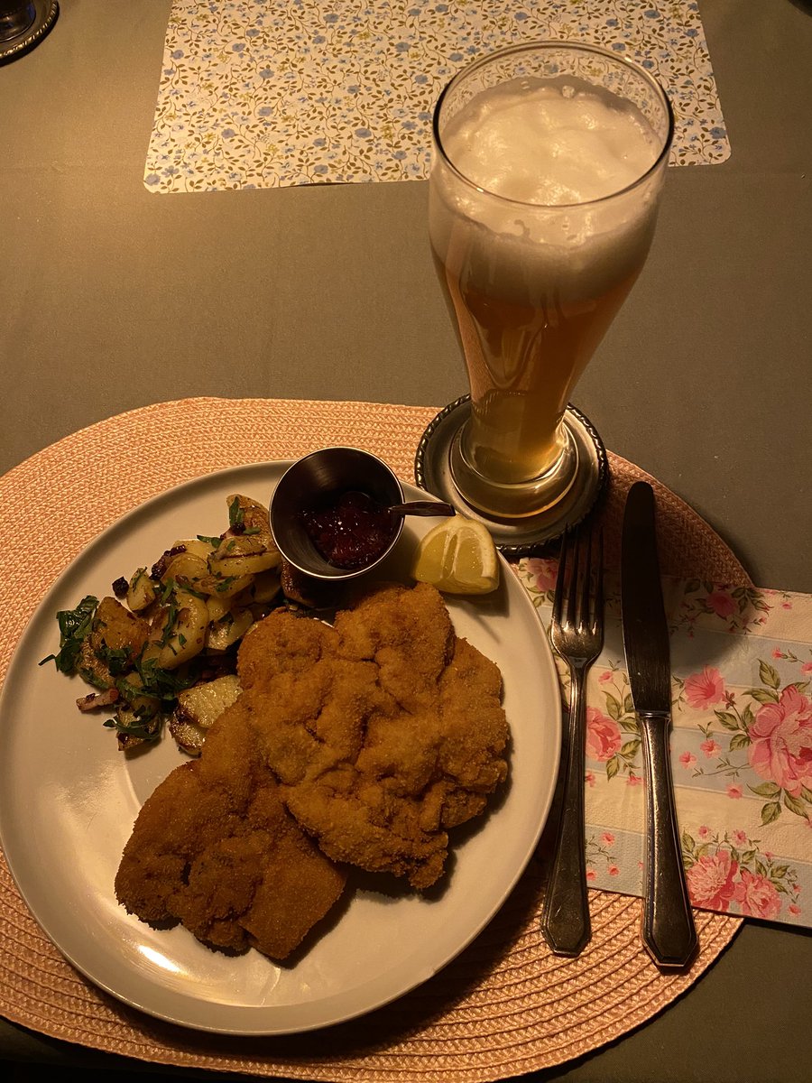 Der perfekte Tag! Schiessstand, Ölwechsel am Rasenmäher und jetzt Schnitzel Wiener Art vom selbst erlegten Reh während mein Kamin die Stube und Wohnzimmer wärmt. Jedem linksgrünen Woke-Depp würde das die Galle ins Gesicht treiben… „Das Leben ist Gut Tag „ für mich 🤷‍♂️