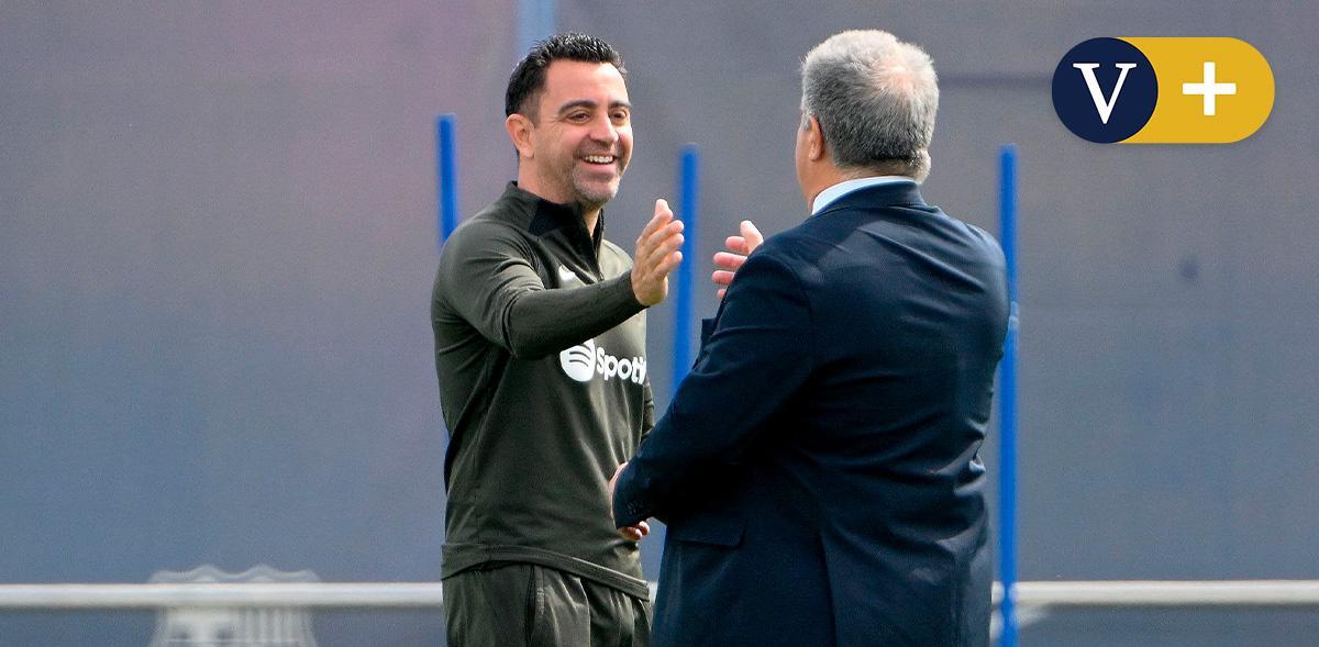 🟡V+ #Lomásleído de la semana | 'La pelota pasa de Xavi a Laporta', por @JoanjosepPallas 'La solución a día de hoy es Rafa Márquez, un entrenador de la cuerda de la cúpula y con poco coste' ➡️lavanguardia.com/deportes/fc-ba…