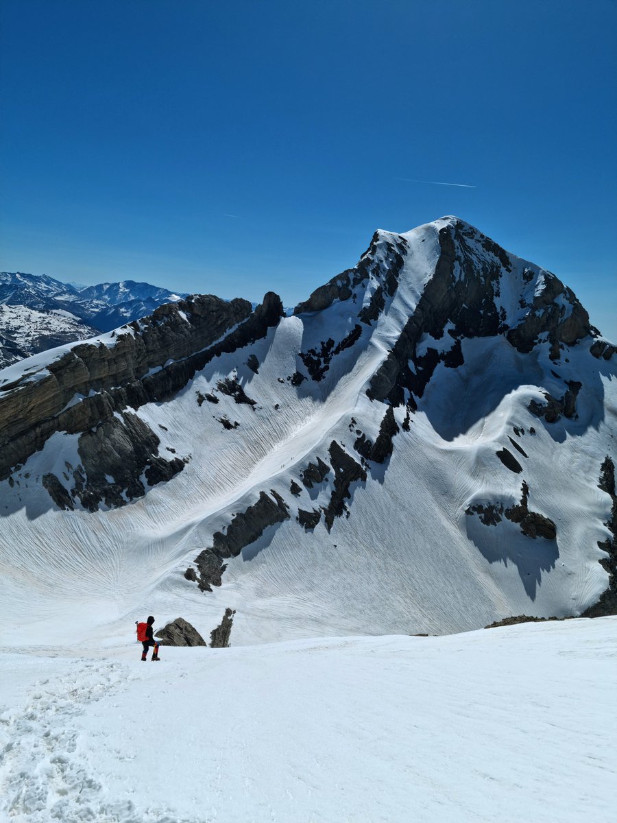 lluismatew's tweet photo. Así lucía esta mañana de sábado el todopoderoso Monte Perdido durante la ascensión al Cilindro. No me equivoco si digo que Ordesa es de los sitios más bellos del planeta 🌏 @AEMET_Aragon @Aragonaventura @pirineosaragon @Meteo_Pyrenees https://t.co/eGXz3nt3L0
