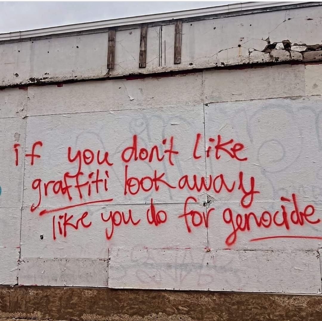 'Si vous n'aimez pas ce graffiti regarder ailleurs comme vous le faites pour les génocides'