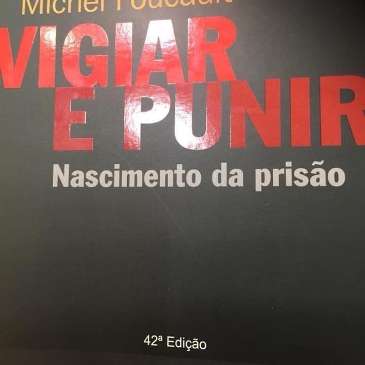 Panoptismo d Foucault e a interferência psíquica no preso isolado. “Induz à sensação permanente de visibilidade p/lembrar quem é o poder. Contrário ao efeito da masmorra é cruel e a visibilidade, uma armadilha! A Solidão sequestrada e olhada - É Tirania qdo distante da Justiça!