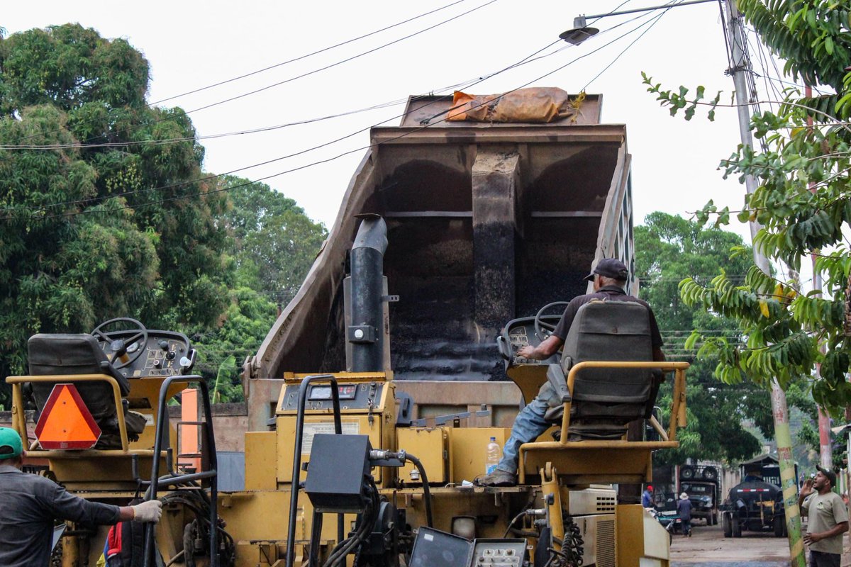 JulioYanezPSUV's tweet photo. Siempre hay obra noble y útil qué hacer por Guaribe, en ese sentido, agradezco al Gobierno Bolivariano por hacernos parte del Plan Nacional de Asfaltado. Trabajos que arrancaron para la satisfacción de los Guariberos y las Guariberas. ¡Nos sentimos reconocidos en esta Victoria! https://t.co/hui84I4zNK