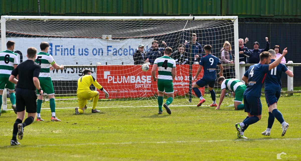 📷PHOTOS📷 are available to view from our 2-0 victory over @BirtleyTFC in the @theofficialnl Division One Flickr : flic.kr/s/aHBqjBn8hw Facebook : bit.ly/4dhxELE 🔴⚪️🚂⚽️