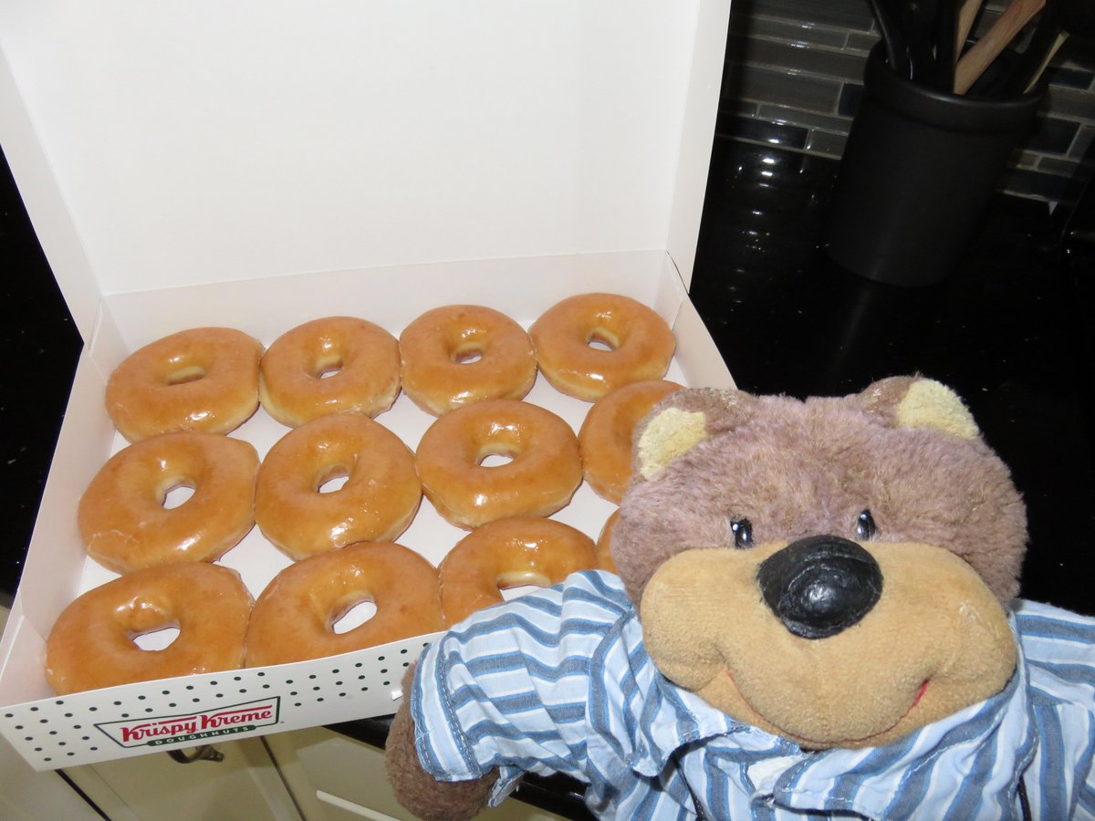 this was full when we brought it home. itz almost empty now. i got no idear who's been eating the donutz!
#stuffies #plushies #teddybears #donuts #celebrityauthorbear #teddybearauthors #celebearty #bearfluencer #krispykreme