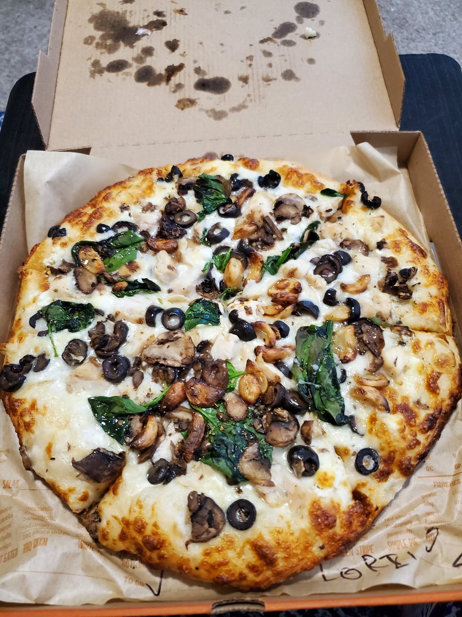 They claim the pizza base has 610 calories (w/o the toppings), and this will last me 3 meals. Spinach, chicken, mushrooms, olives, and whole roasted garlic 😋