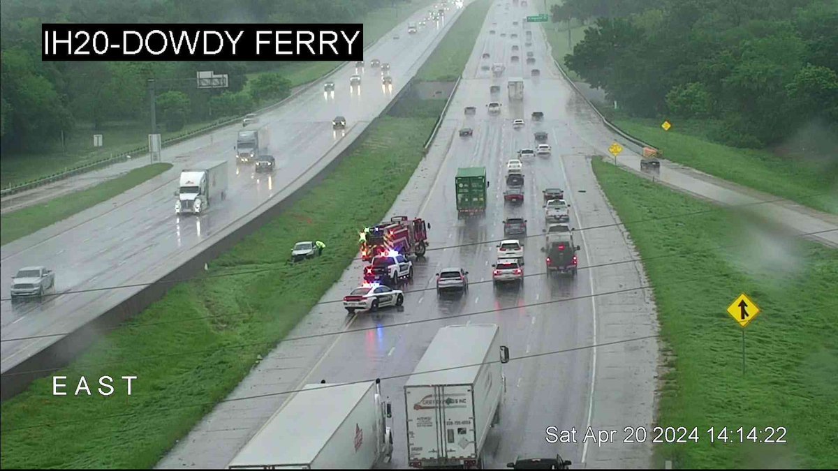 #SouthDallas/ #Hutchins:  EB 20 @ Dowdy Ferry a wreck blocks the left lane and shoulder slow from Trinity River 
@KRLD #KRLDTraffic #1080KRLD #trafficalert @TxDOTDallas