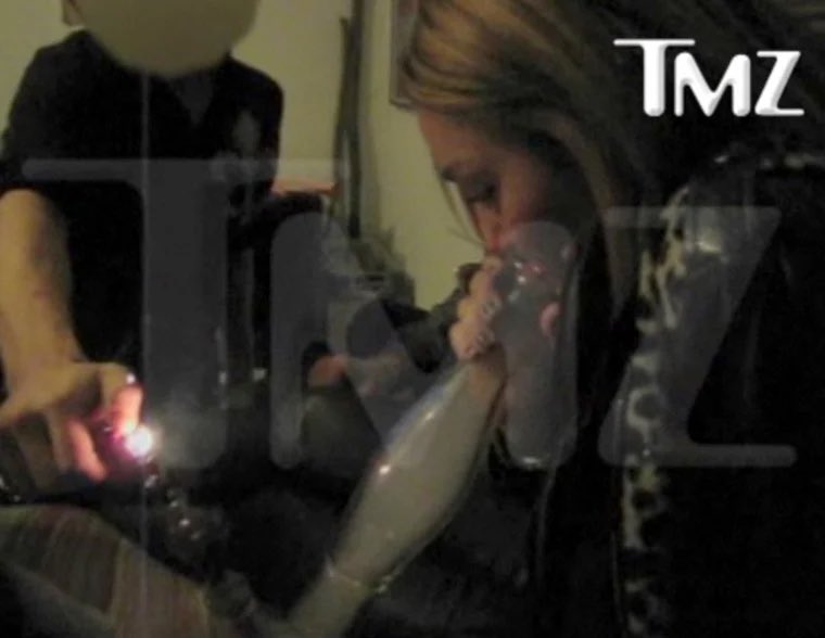BOTTLEBLONDEZ's tweet image. A 16-17 year old Miley cyrus  smoking a bong at a house party whilst still on Disney