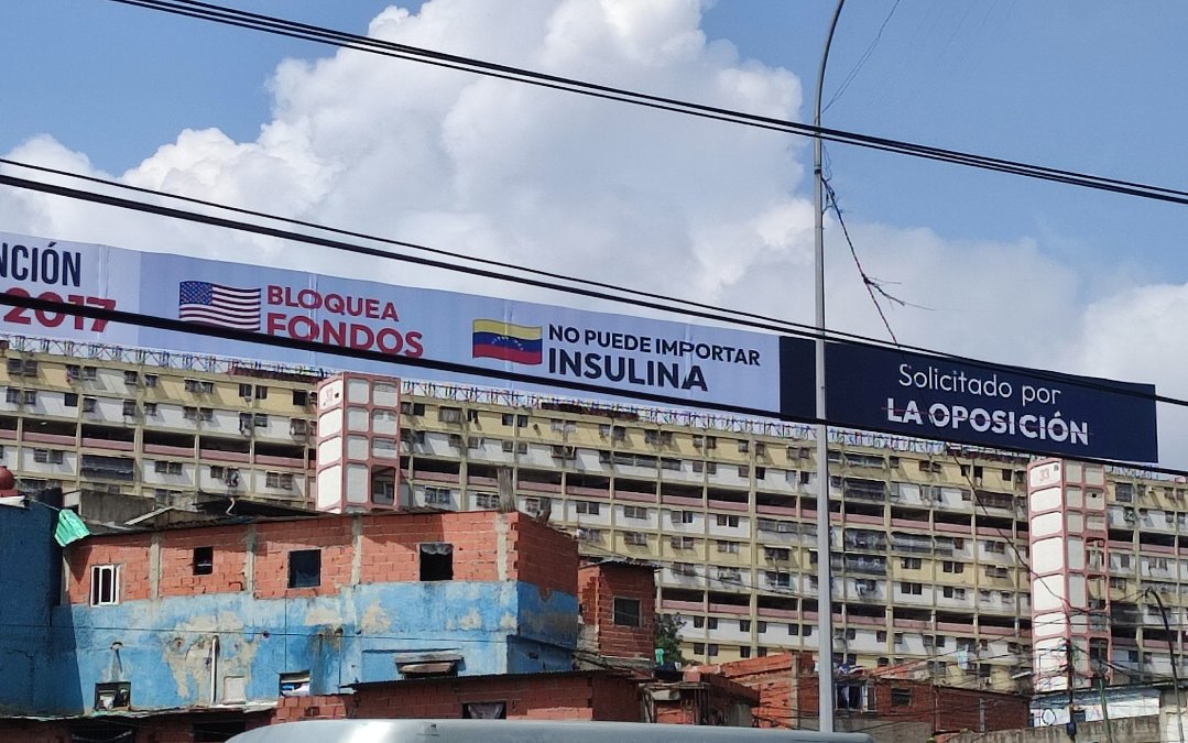 freeUR_vzla's tweet photo. Solo esta valla cuesta lo mismo que 1.345 cajas de insulina https://t.co/q5bUzF2Z17