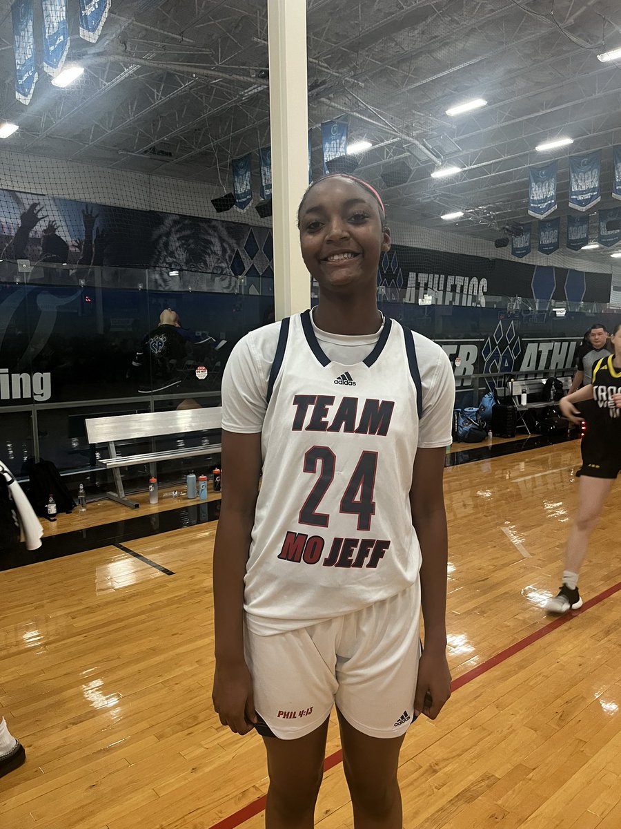 🚨  HEART OF TEXAS 🚨

Arianna Johnson used her height and length to impact the game from inside!

Effective as a screener and rolling off, she blocked shots and corralled rebounds for @TeamMoJeff in the victory! 

@ACH_GBB @PBRhoops #AlamoCityHoops #txhsgbb  #ACHGBB