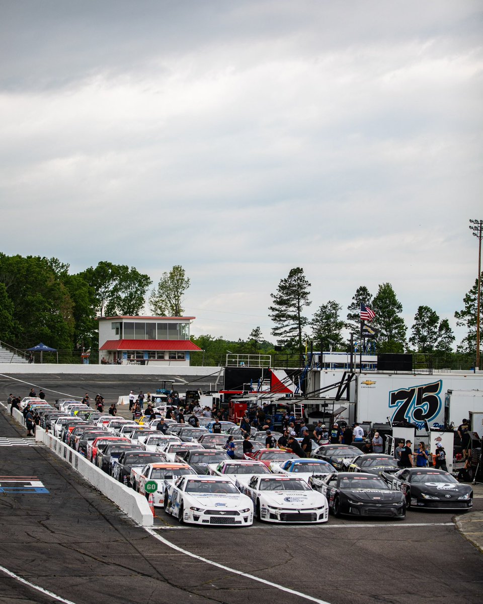 Ａ ＳＩＴＥ ＴＯ ＳＥＥ 😍 51 cars are gridded to take on qualifying for tonight’s #OrangeBlossom250! Who are your picks to grab the Thunder Road Harley-Davidson and @MAHLE_Group Pole Awards?