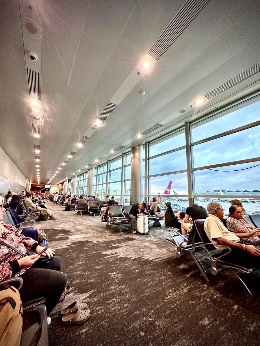 daily_esr's tweet photo. Yolculuklar güzeldir, kavuştuklarımız, vedalaştıklarımız, biriktirdiğimiz anılarımız...🎈🌸🙋‍♀️🦋🐟

#miamiinternationalairport #job #meeting #phptogrqph #myobjective 
#iyigeceler #saturdaynight https://t.co/08fUD5IPyg