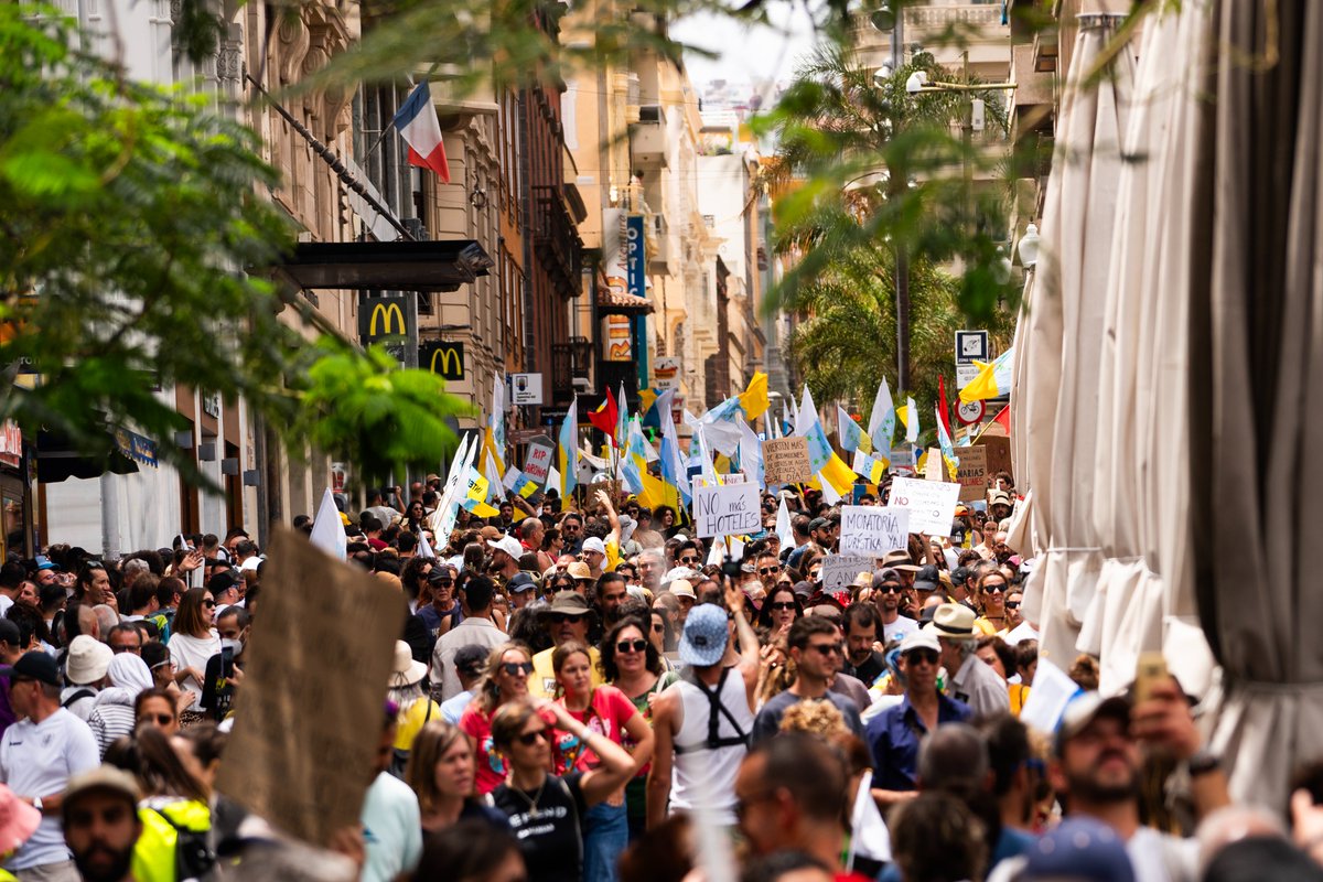 Tres imágenes de Tenerife de las grandes protestas de hoy en Canarias, no contra el turismo, sino contra el modelo establecido en las islas.