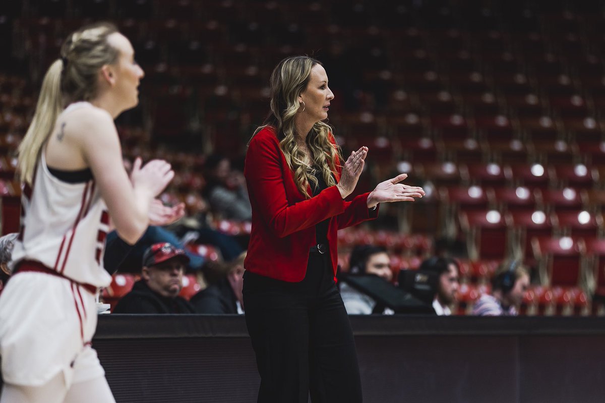 HAPPY BIRTHDAY to our resilient leader, @tsanders34 🥳🎂 Thank you for all your hard work Coach!! #TBirdNation⚡️#RaiseTheHammer