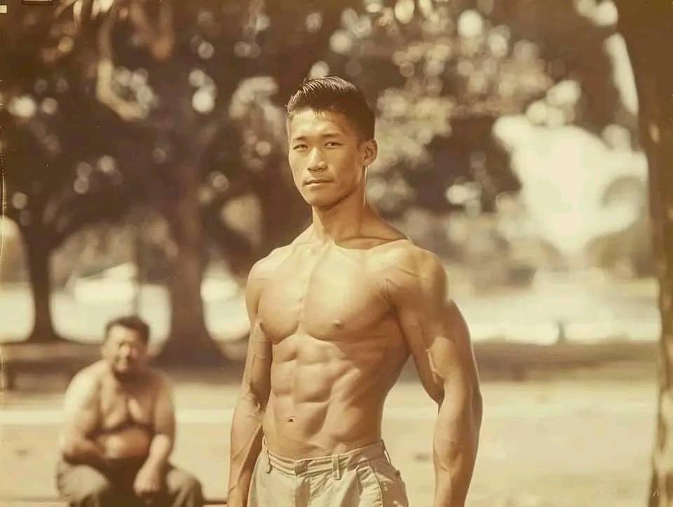 freshmag_off's tweet photo. 🟡 L'homme sur cette photo a été pris en 1946. Ce gars est Ken Shimizu. Il a 35 ans. Il a 2 enfants. Shimizu ne court jamais. Il dort tard. Mange ce qu'il veut. Même boire de la bière au lieu de l'eau. Dîner avec de nombreuses sortes de nourriture chaque soir...
Que fait Shimizu pour avoir un tel corps ?
Shimizu n'a pas de secrets.
Shimizu est la personne assise dans le coin inférieur gauche de la photo... Quant à l'homme debout au milieu, je n'ai aucune idée de qui il est...

#FreshPeople