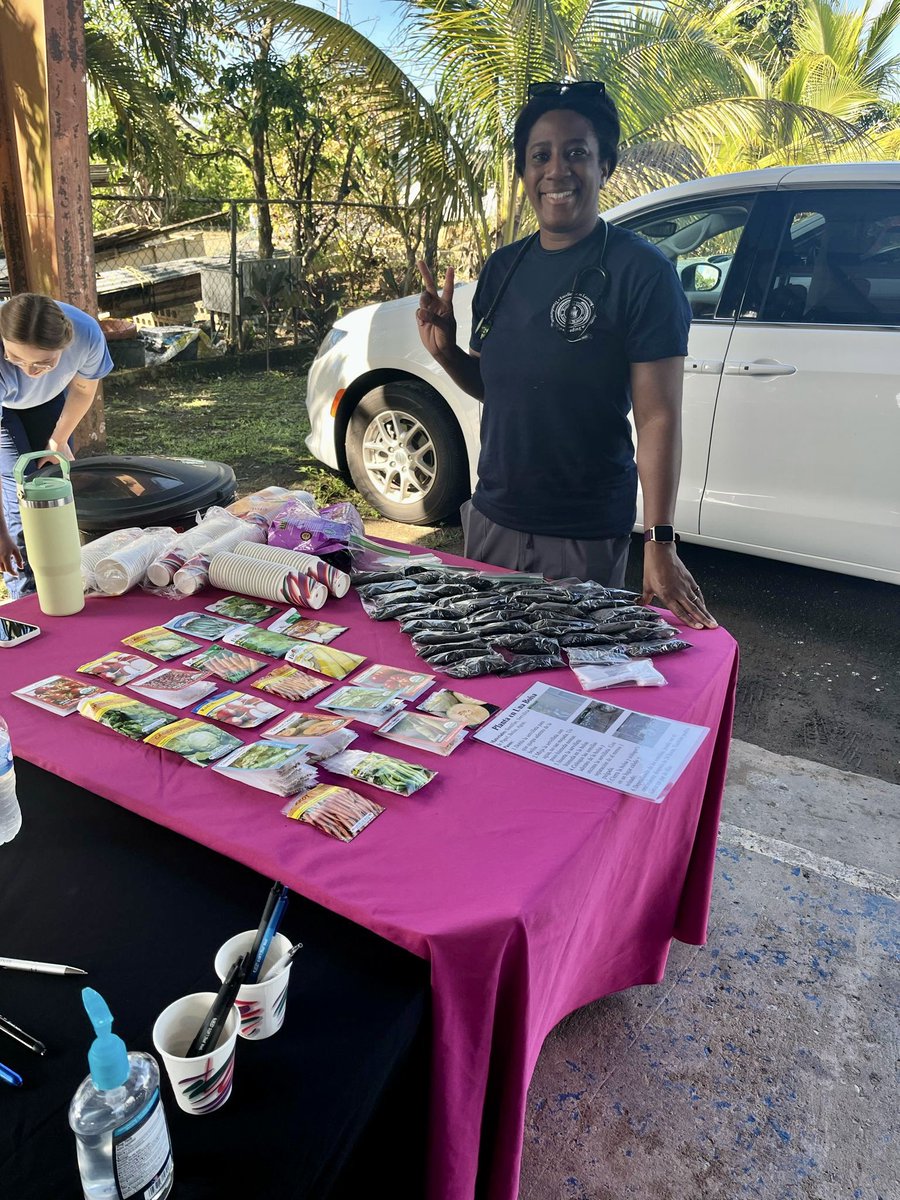 Estudiantes y facultad de Enfermería #UPRH y de la Universidad de Washburn participaron en la Feria de Salud y Seguridad llevada a cabo en la comunidad Calabaza en Yabucoa. Ofrecieron servicios de vacunación, toma de presión, charlas, etc.

#uprhenlascomunidades @UPR_Oficial