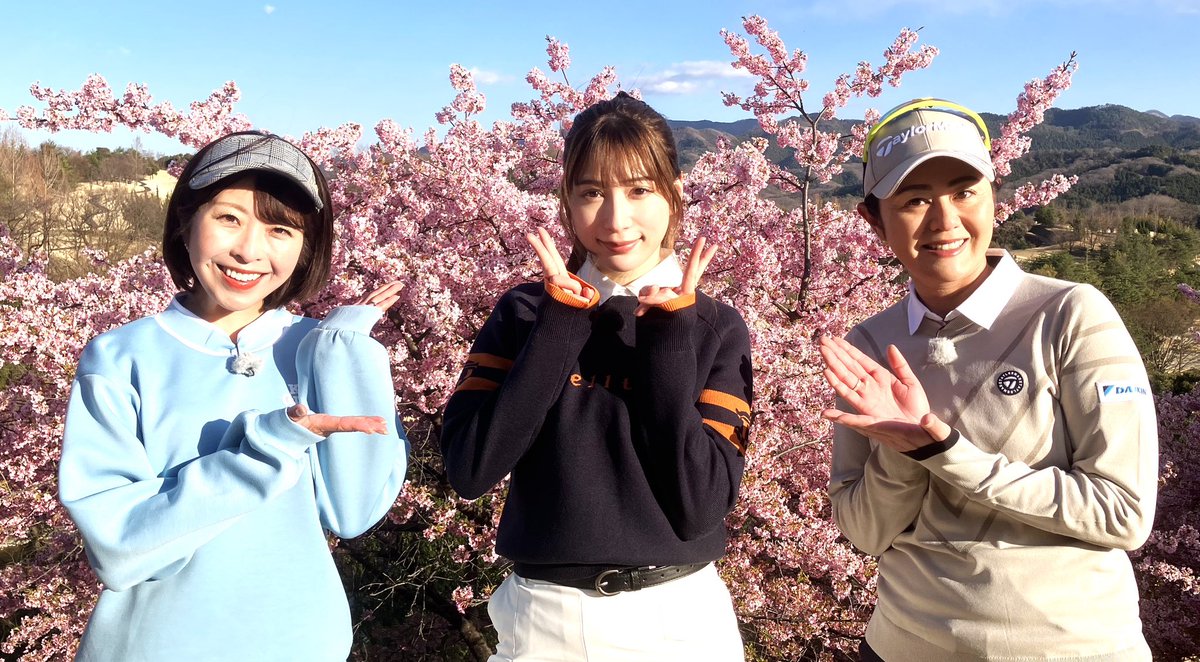 今日17:30〜18:00はBS11『諸見里しのぶ 実践ゴルフテク！』です⛳️ ゲストは先週に引き続き #雪平莉左 さん✨ リプレイレッスンは「プレッシャーのかかるアイアンショット～フィニッシュまで振り切るゆっくりスイング～」です‼️ お楽しみに🩷 #ゴルフ #ゴルフ女子 #キスオンザグリーン