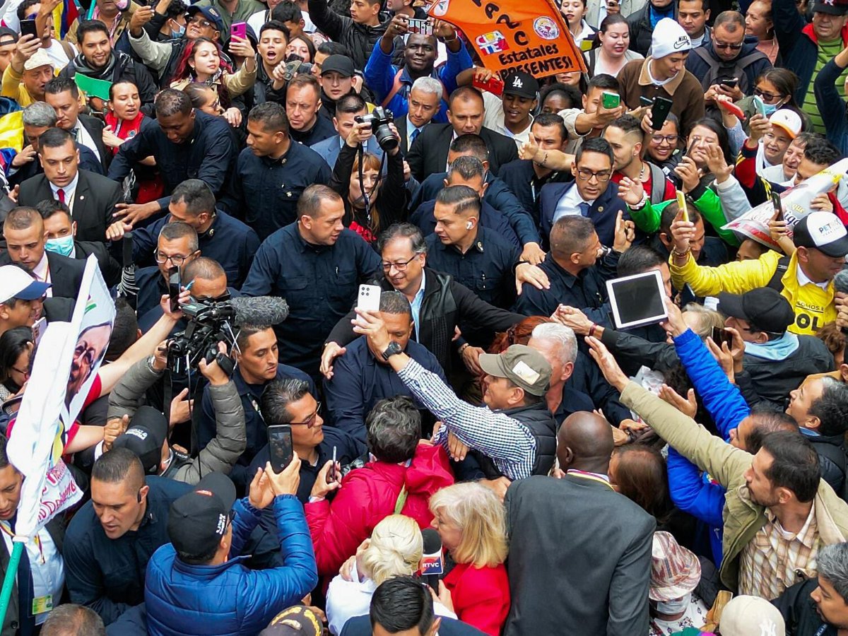 El segundo anillo de seguridad de @petrogustavo es la gente