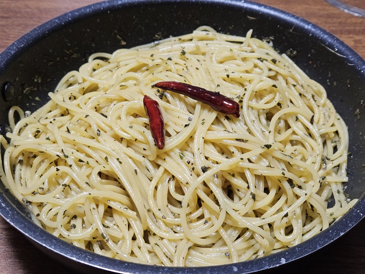 またもやバジルのパスタいただきます。隠し味はヴィネガーと間違えて買ってきたバルサミコ酢(なくなるまでバルサミコ酢)。 