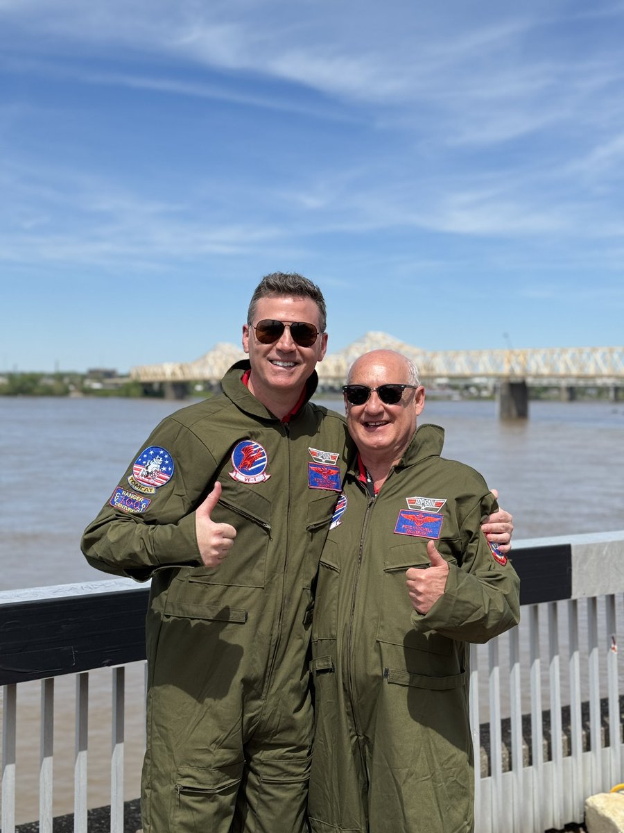 MarcWeinbergWX's tweet photo. @mmarshallWDRB and @JudeRedfield being themselves. Thunder is underway!!!! https://t.co/AOsOKwkRa8