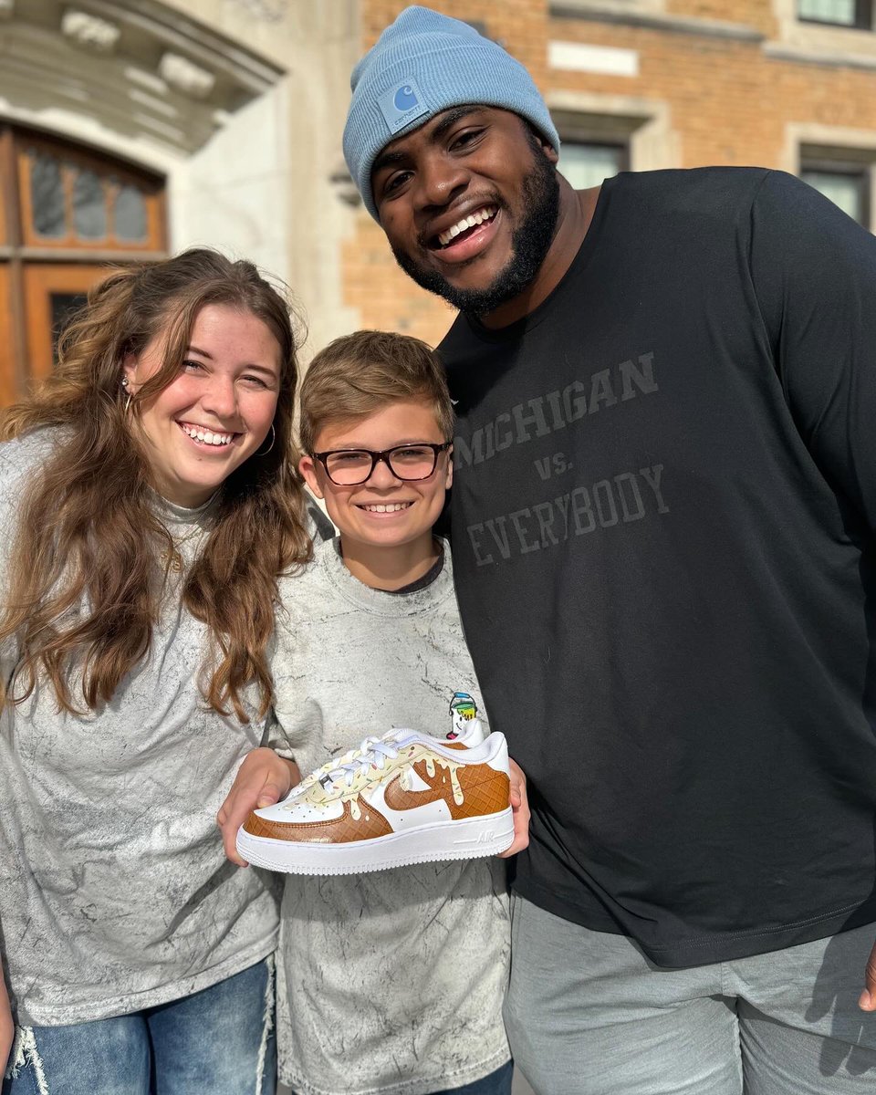 jada_theblock's tweet photo. Back in the Fall I got my first chance to speak to over 700 middle schoolers! 

Afterward they had a design contest where the top design would be made by me in real life! This week I got to go back &amp; deliver the winning pair of shoes, starter kits, &amp; shirts to some of the kids! https://t.co/30uY6K7aVz