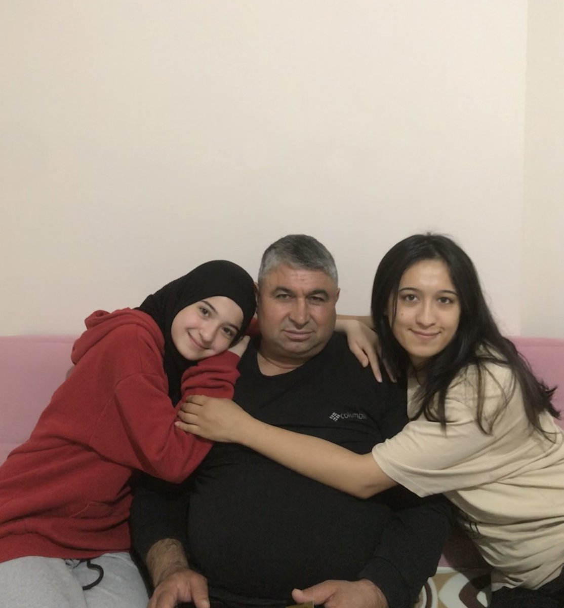 dilanacunn's tweet photo. Hep uzun yolların kamyoncusuydun, bi gün yine uzun yola gittin ama bu sefer dönmedin. Seni anılarla her zaman yaşatıcaz kahkahaların hep bizimle olucak babam 🖤
04.04.2024 https://t.co/D75PMAFK9z