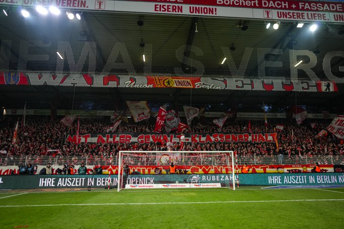 Banner auf de Waldseite: "Mit aller Gewalt - Klassenerhalt"