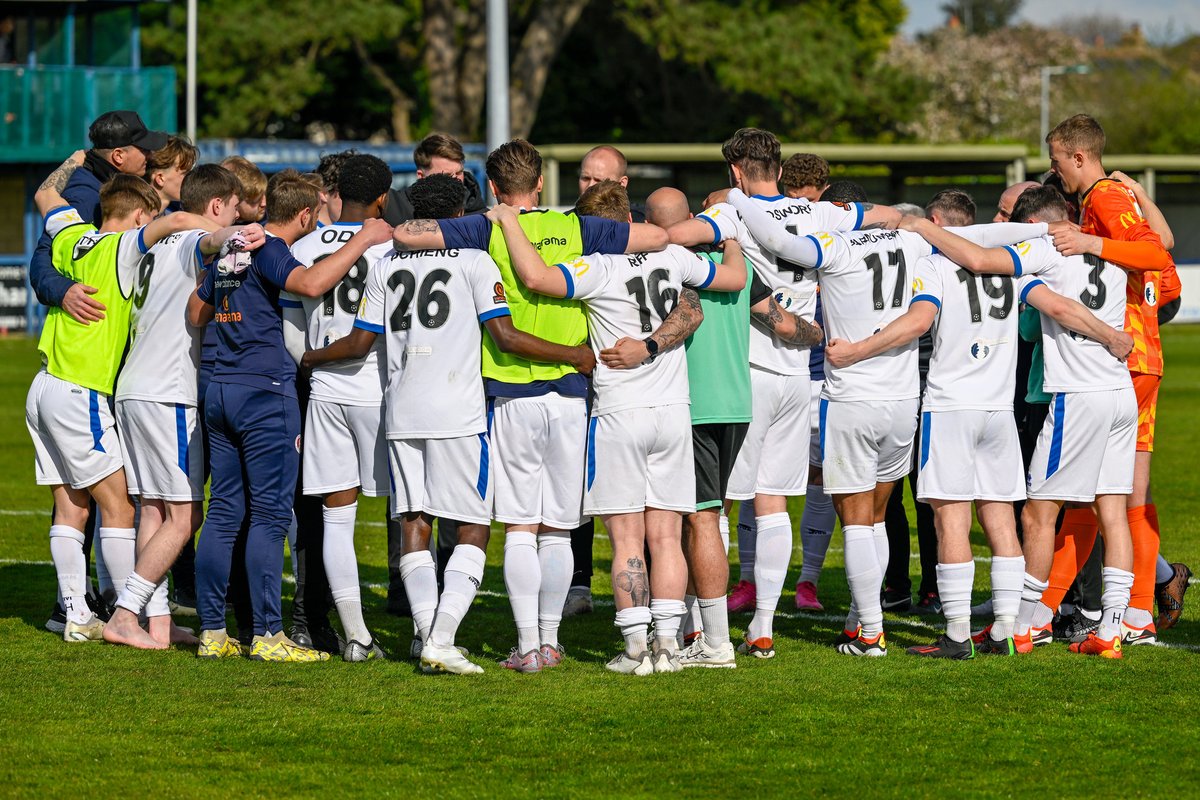Team ❤️

📸: <a href="/rogerrobinsonp/">rogerrobinsonphotography</a> 

#ClaretsTogether