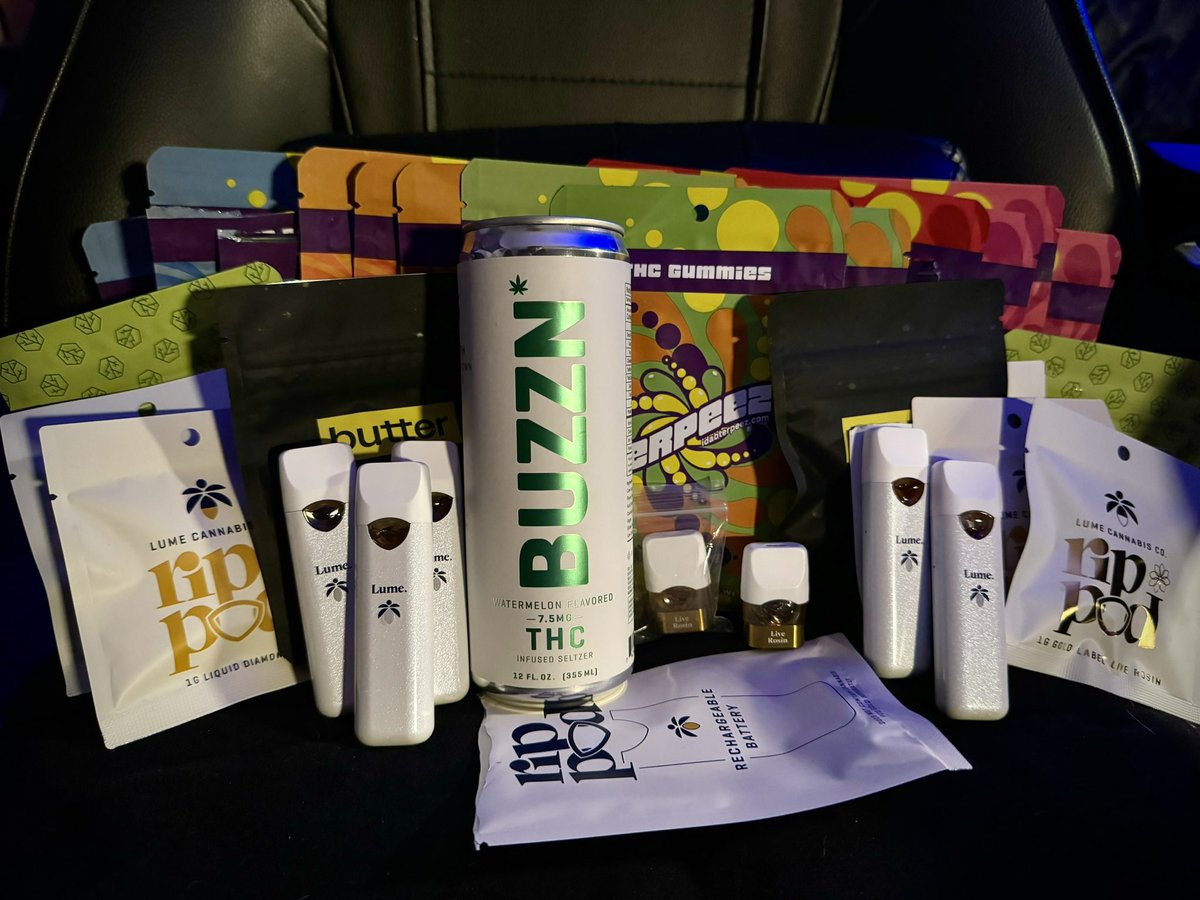 xHigherxSpiritx's tweet photo. Happy 4/20 y’all! Enjoy the day🤘🏻🖤💨
.
.
.
#SmokeBlackcraft #DeltaExtrax #LumeCannabis #QualityRoots #ButterCannabis #CommonCitizen #BUZZN #PulsarVaporizers #420Day #Smoke #Weed #SmokeWeedEveryDay #HappyHolidaze https://t.co/GKEsCBAqcY