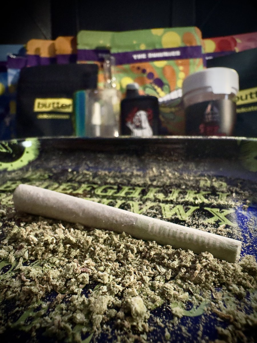 xHigherxSpiritx's tweet photo. Happy 4/20 y’all! Enjoy the day🤘🏻🖤💨
.
.
.
#SmokeBlackcraft #DeltaExtrax #LumeCannabis #QualityRoots #ButterCannabis #CommonCitizen #BUZZN #PulsarVaporizers #420Day #Smoke #Weed #SmokeWeedEveryDay #HappyHolidaze https://t.co/GKEsCBAqcY