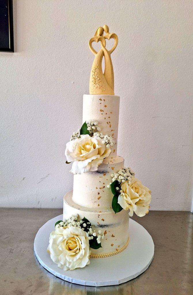 mariceciii_'s tweet photo. Flowers &amp; cakes ! Yes please 🌬 https://t.co/r12AoyjBuv