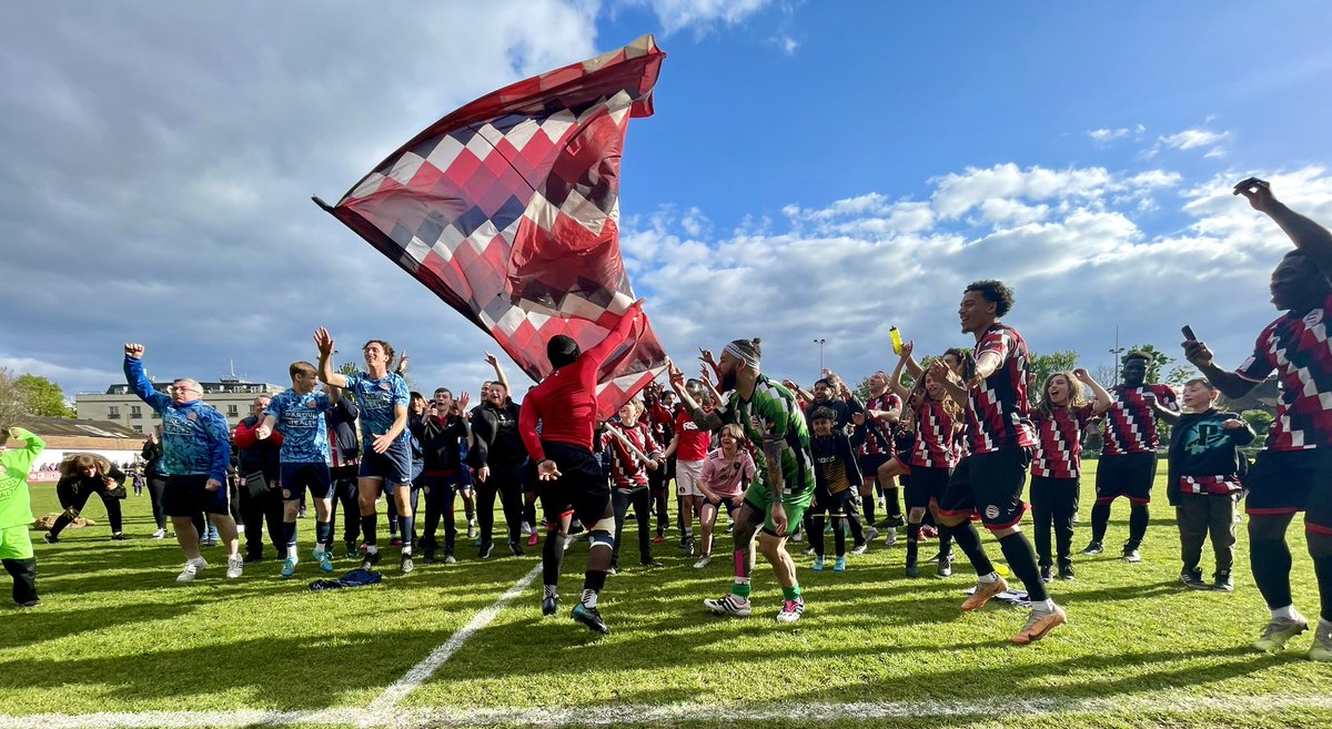 Never seen anything like it - we lose 1-0 to @HarlowTownFC but @ClaptonCFC make it to the PlayOffs and both teams celebrate with The Scaffold.