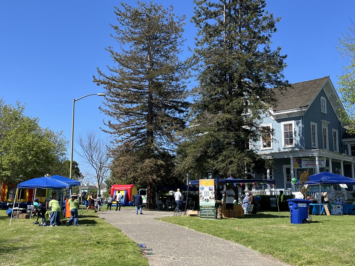 BrendonWoodsPD's tweet photo. Our 5th Annual Block party just got underway at DeFremery Park in West Oakland. Come thru! Food, bike raffle, DJ, and connections to services. We’ve got over 50 organizations here! All are welcome! #CommunityBlockParty #Defenders #TheTown https://t.co/u6u954SeX7