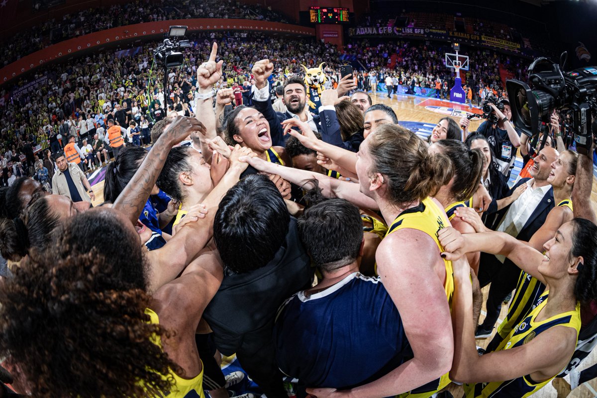 fbkadinbasket's tweet photo. Tüm Avrupa'yı üst üste ikinci kez FENER sesiyle inlettiğimiz o an! 💛💙

#PotanınKraliçeleri 
#EuroLeagueWomen
