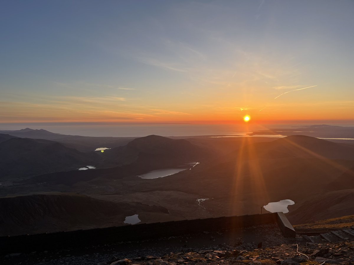 Summit No 37 of Y Wyddfa😎stunning this evening🏴󠁧󠁢󠁷󠁬󠁳󠁿 #sunset #Eryri #Wyddfa