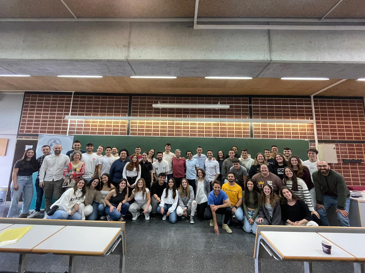 FacFisioUV's tweet photo. Ayer  tuvo lugar en nuestra facultad la primera jornada del Club de Lectura  "Leer, crecer, ayudar", proyecto creado por profesores de nuestro  centro, a la cual acudieron principalmente alumnos de tercero y cuarto  del grado. @FacFisioUV @UV_EG https://t.co/YDMsW9E5X7