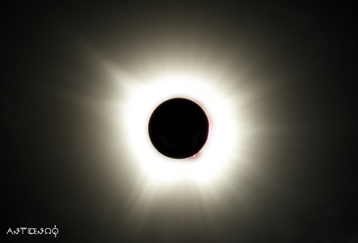 No es la mejor foto HDR del eclipse pasado, pero es mi foto 🙂. Combina exposiciones desde 1/1000 hasta 1/4. La neblina presente impidió obtener más detalle de la corona pero con el sufrimiento que dieron las nubes más que contento. Ninguna foto iguala la experiencia de vivirlo