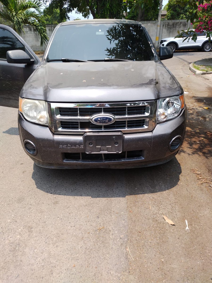 hegusave's tweet photo. Los vecinos alertaron a la @PoliciaHonduras y con @DIPAMPCOHN les dieron persecución, dejando los pandilleros abandonados 3 vehículos en un sector de SPS. Ya @dpi_honduras se encuentra haciendo las requisas respectivas. Las operaciones de persecución siguen en curso. @Canal8_hn https://t.co/52G7CxpksJ