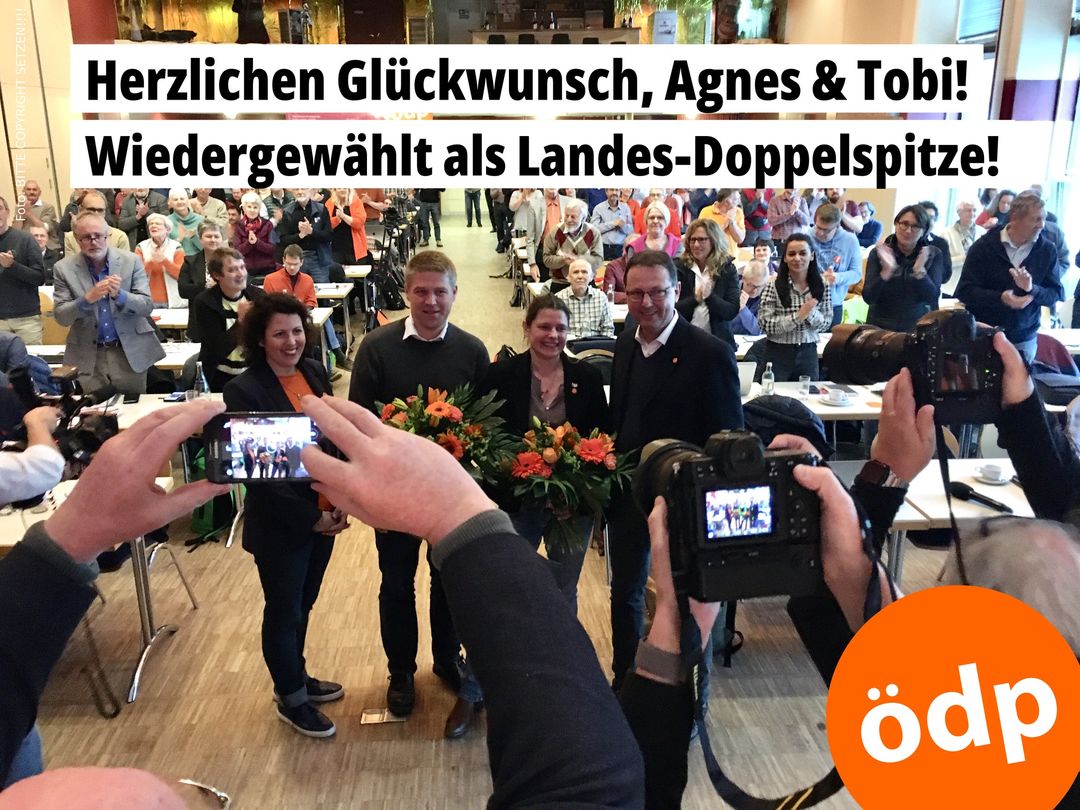 Herzlichen Glückwunsch unseren zwei Landeschefs Agnes Becker & Tobias Ruff! Blumen und stehende Ovationen für beide! 
#ÖDP #orangeaktiv #öodernie #erstaunlichehrlich
