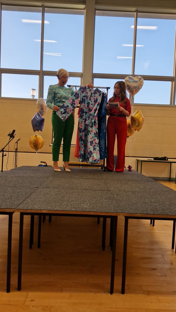 styledbytrish's tweet image. Great night last night at 'Glow &amp;amp; Grow' event fundraiser for @gaelscoildurlas - delighted to give a talk on body shape &amp;amp; the importance of knowing how to dress for your shape! 
#personalstylist #bodyshape