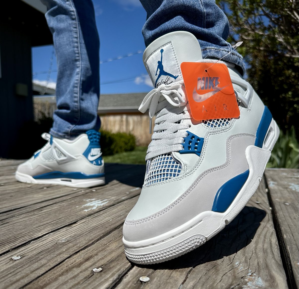 Breaking News! 🚨 I can confirm that the Air Jordan 4 'Military Blue' is in fact....Blue. 🤯🤣 Did you know the plastic zip tie on the hang tag is an OG feature and not Nike being cheap? I didn't. 🤦‍♂️ Before calling these 🗑️ watch @Nightwing2303's, aka WearTesters, review.