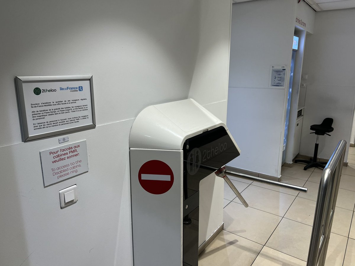 Mais rien n’est fait pour informer correctement l’usager abonné : À la gare Montparnasse, l’affiche indiquant que c’est gratuit en présentant son Passe Navigo a été mise… à la sortie des toilettes ! Aucune info à l’entrée, quelques mètres en amont. Ni aux machines permettant de…