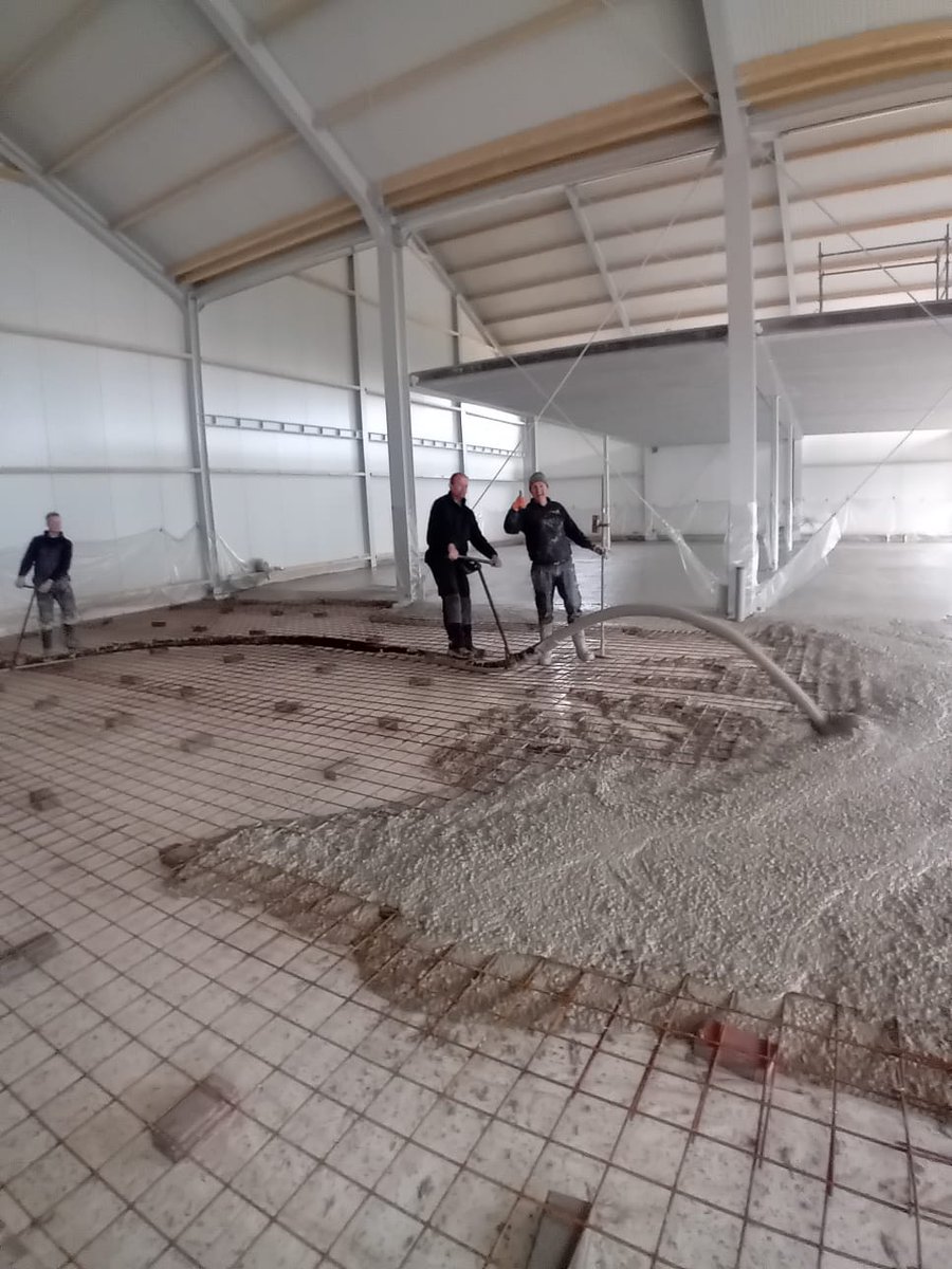 arjanvdijk71's tweet photo. Afgelopen week 600 m2 gestort in Marwijksoord. Ruimte komt binnenkort te huur. Ging mooi Kijlstra Betonmortel B.V. en Noorder Betonpompen Centrale. https://t.co/0tmScSTYgh