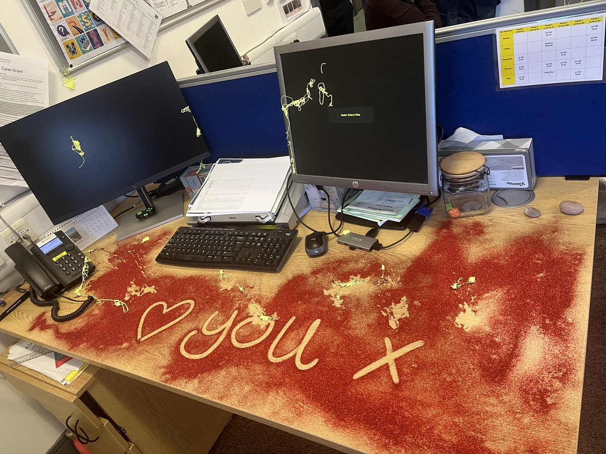 GEOELLE's tweet photo. S6 prank was messy but lovely this year! Some house themed flowers were an extra lovely treat 💛 https://t.co/8Dmz7hp42S
