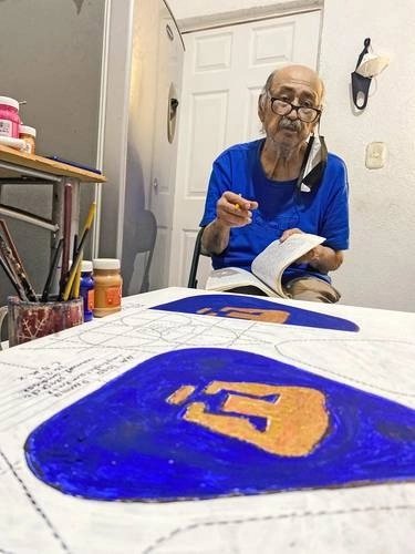 Fer_moreno17's tweet photo. 𝗔𝗕𝗔𝗡𝗗𝗢𝗡𝗔𝗡 𝗔 𝗦𝗨 𝗖𝗥𝗘𝗔𝗗𝗢𝗥
#Pumas festeja 50 años de identidad del logo creado en 1974 por el humilde pintor mexicano, Manuel Andrade "El pajarito", de 79 años, quien no recibe ni un centavo por su creación; el club paga a la #UNAM casi 8 mdp anuales para usarlo. https://t.co/hoB1hsQHl0