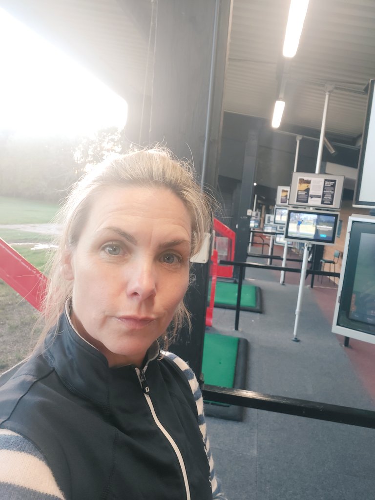Just me then grinding away on the golf swing on a Saturday night @PaultonsGolf 🙋🏼‍♀️🤣 Trying out my swanky new @SrixonGolf @SrixonEurope 5 Wood....
I 💚 it already!!!!! 
#SaturdayNightVibes #ThisGirlGolfs #Srixon #Exciting #NewGear #golfgrind ⛳️ 💚