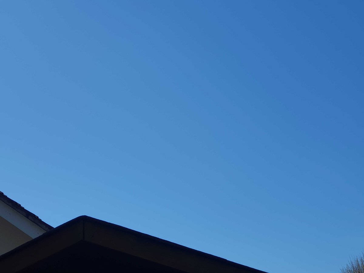 9Hype91077's tweet image. After not seeing the sun or blue sky for ages (seems like yrs) we're seeing the real sky (for the time being),long may it continue. A few #contrails today, which dissipated quickly, zero #chemtrails hope you aren't bored with my pictures of blue sky. I'm watching. #TheyKnowWeKnow