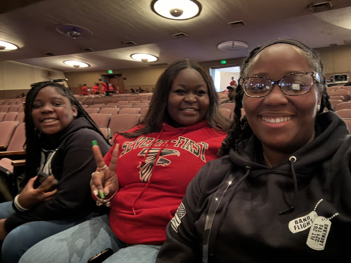 MzLCarter1's tweet photo. Me and my girls about support the Middle/High School Step teams @CrownComplexNC! Let’s go scholars! #Support #FutureAPCarter #Saturdaythings @CumberlandCoSch @WOMSWildcats @TitansNCIMS @71sthighccs https://t.co/ygKcAeFCrs