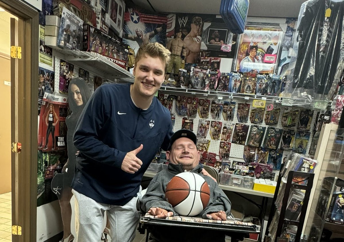 jwheelz27's tweet photo. Cam was the best! Such a humble guy. Rootin for you man! @UConnMBB #huskyforlife
Shout-out to Ken's Cards & Collectibles... awesome staff and incredibly accommodating! https://t.co/pcp0DjYmle