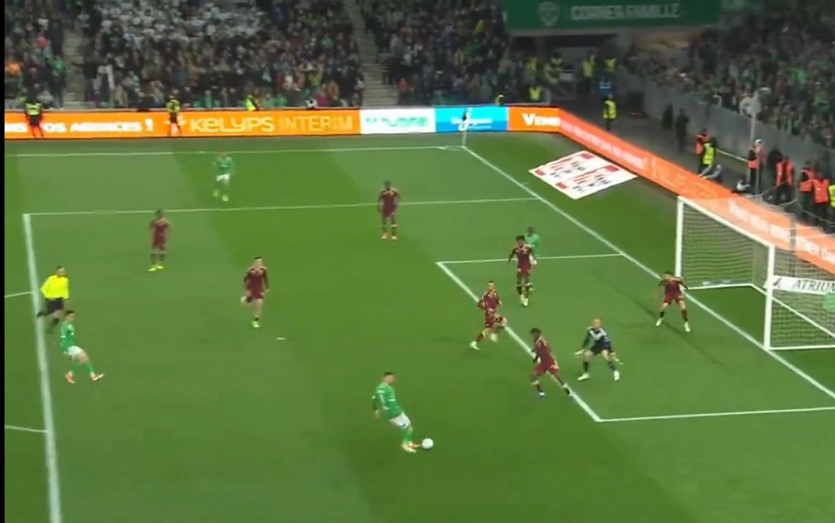 Dans cette situation, à la 95e minute d'un match crucial pour la montée, je : 

A) frappe à terre au premier poteau
B) donne en retrait à mon coéquipier
C) mets une mine au hasard dans le tas
D) tente un lob lucarne opposée la putain de sa mère je suis le crack que je crois être